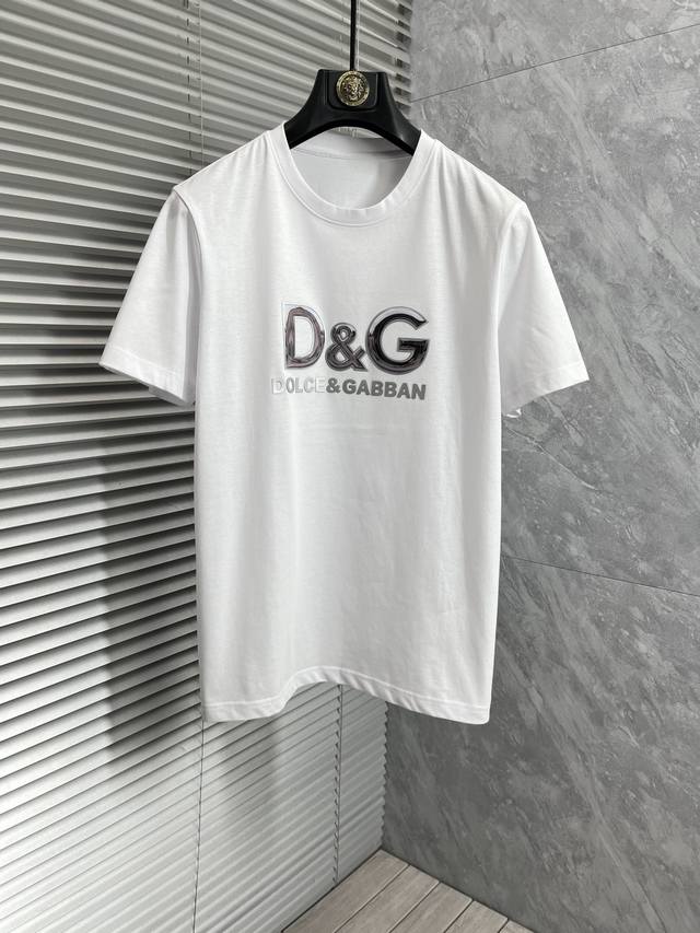 p200Dg家丝光最新最顶级版本工艺经典印花字母Logo图案时尚简约潮流短袖，最顶级的品质专柜原单短袖，顶级制作工艺进口面料，专柜款独特设计，采用进口高端订制面