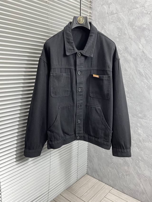 p260 爱马‘’Ss25早春新款牛仔外套。采用客供高密度精材质面料，软糯亲肤，立挺有型，品牌字母Logo，满满的时尚感；适合多种穿搭风格；一款不挑年纪的外套。