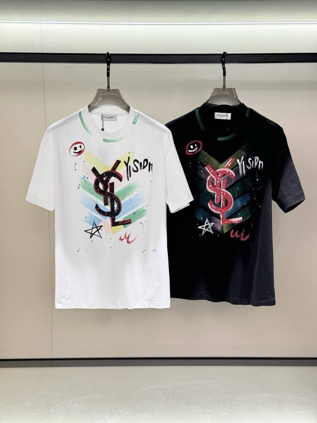 p250，Saint Laurent/圣罗兰，2025夏季最新款，专柜同步有售，原单狠货，时尚休闲圆领短袖T恤，上身很有特点！吸睛而有亮点，进口原版面料，顶级刺