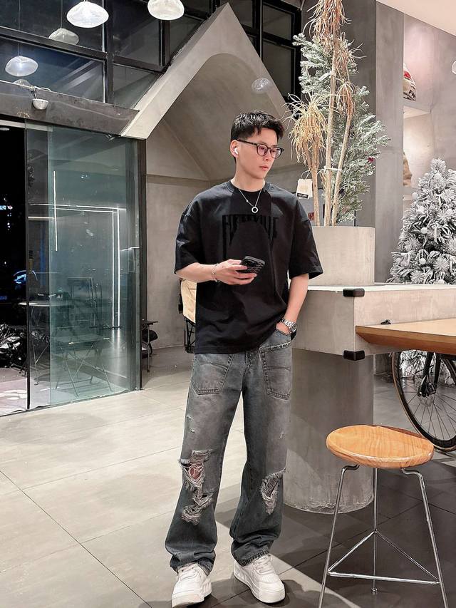 p210 Cd 25Ss经典圆领短袖T恤，选用330克双纱平织棉面料打造，螺纹针织领口。胸前，后领采用植绒印花工艺，男女同款 码数：S-2Xl 颜色：黑，白两色