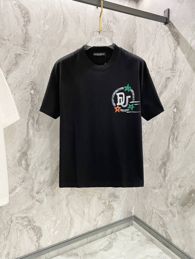p210Dg 25Ss夏季新款手绘短袖T恤！专柜同步，每一件都是纯手工画制而成.独特的Logo 个性艺术系列全网独家首发 百搭款细节处理完美240克纯棉面料十分