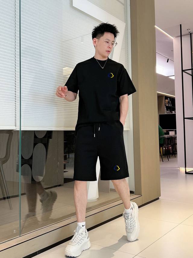p380 蒙口 独家专供新款潮男时尚圆领短袖短裤套装，潮流时尚休闲短袖套装！透气舒适度高，细节无可挑剔，品牌元素设计理念，体现高品质。呈现休闲裁剪，上身版型超赞