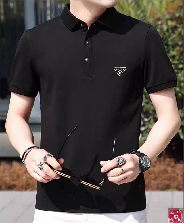 p210 Prada 普拉达 顶级翻领时尚商务翻领短袖高级无痕定制高级定制百搭款式 任何人都可以轻松驾驭 面料全订制工艺 胸前奢华经典品牌最新Logo设计，非常