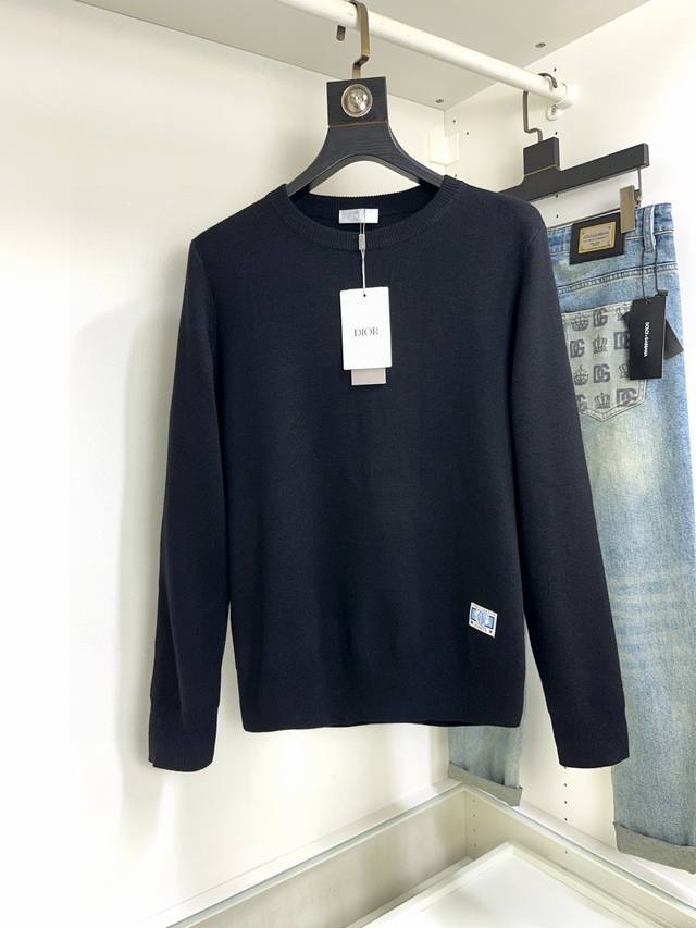 p310 Dior 迪奥 秋冬新品毛衣 具有手感细腻柔软，可直接与肌肤接触，让暖心的纱线变化出细腻的质感，顶级工艺极具特色出彩，款式简约大方精美 立体剪裁的版型
