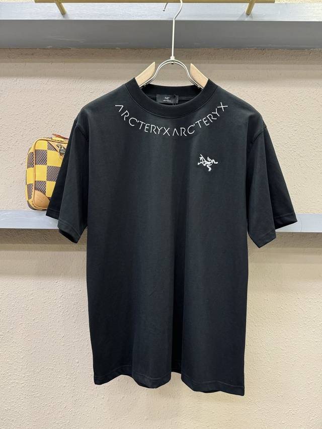 p230 Arc‘Teryx/始祖鸟 2025春夏新款短袖T恤！走秀图案时尚休闲短袖T恤衫！Logo刺绣设计！手感柔软亲肤，着身舒适透气性都无法挑剔，实物绝对会