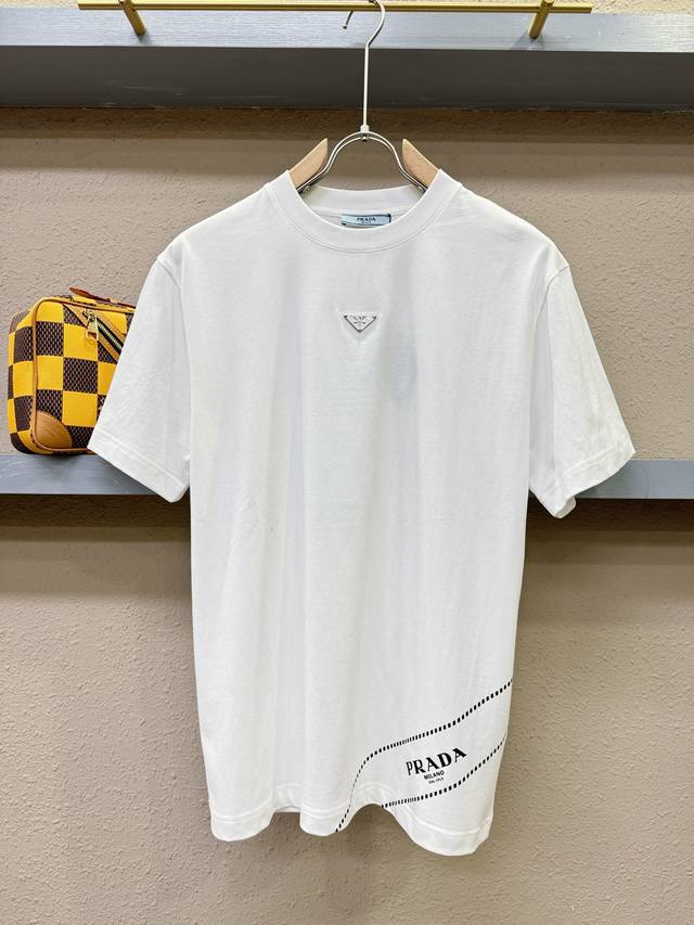 p210 Prada 普拉达 2025款新品短袖！原版定制面料，手感柔软。顶级进口私货，时尚设计潮流短袖，不失奢华 品质毋庸置疑 上身效果超赞，奢华官网同款！尺