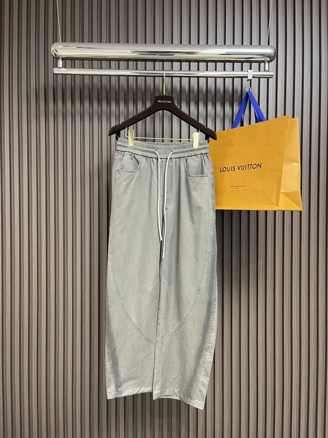p310Balenciaga 2025Ss早春新款直筒休闲卫裤，简约时尚新款定制面料，身穿手感舒适 低调不失奢华 非常有档次搭配裤脚渐变设计时尚高端 裤型款式和
