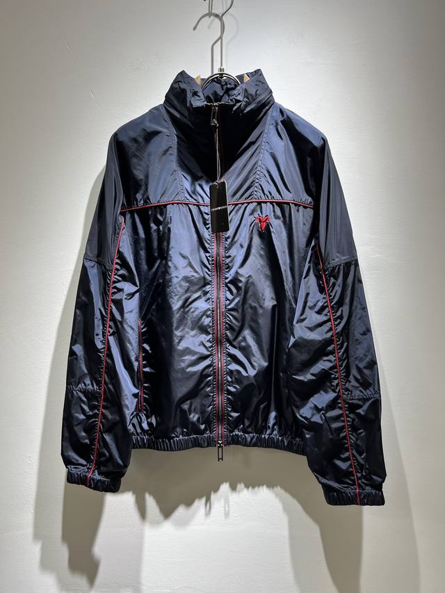 p430 Arman阿*尼 2025早春新款休闲夹克外套，最新时尚休闲拉链夹克，时尚连帽夹克外套此款夹克外套选用专业定制的轻薄科技面料制成，表面整洁光滑且富有光