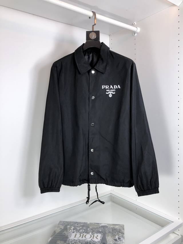 p360 Prada 2024秋冬季新品时尚休闲夹克外套，进口原版科技面料，上身舒适透气，百搭不挑人，时尚都市成功男人必备！胸前精致工艺Logo，独特设计欧洲时