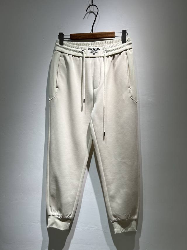 p260 Pra*Da普*达 2025早春新款男士休闲裤，高端品质之选……一款休闲裤兼备的百搭裤装，也是男士衣橱里不可缺少的搭配神器，属于实穿型的经典款式！整条