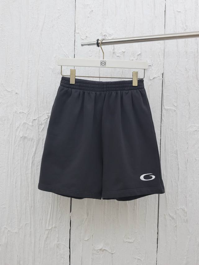 p210 balenciag*/巴黎世家Blcg环形刺绣短裤 定制520克全棉毛圈卫衣面料 同缸染面料手感飞常舒服 采用高密度立体刺绣，整体走线平直细腻，面料舒