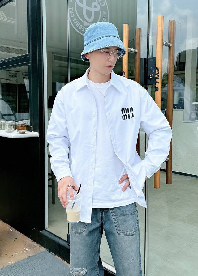 p 190 Pmiumiu 高定款 涂鸦立体印花男女同款长袖衬衫 面料采用棉优质面料，印花细节效果出来更加非常完美 面料上身柔软舒适，极其细腻 手感扎实润滑且柔