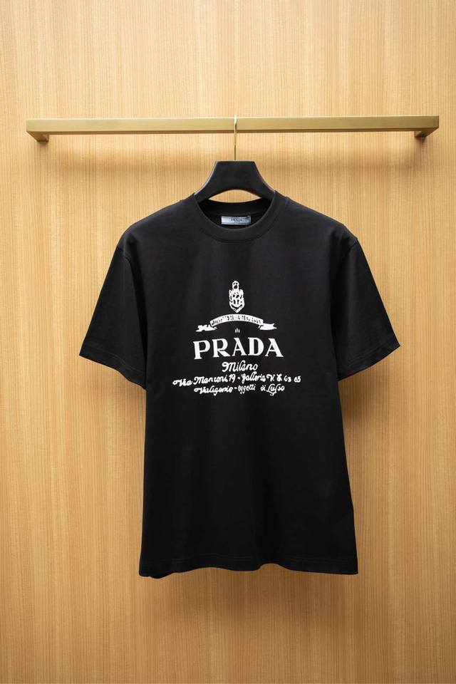 p180 2025Pd最新款T恤 胸前最新标识字母印花Logo 顶级纯棉面料 正常版型 黑色 尺码：S~Xxl
