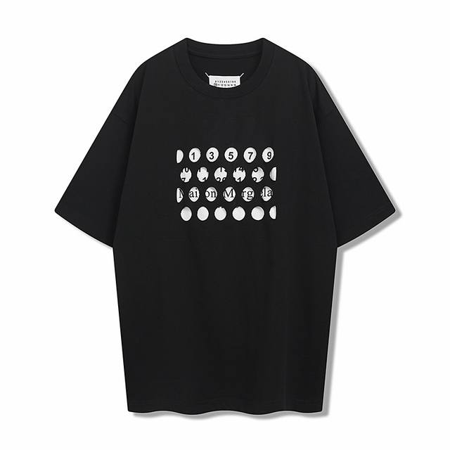 p120【主推让利-10】Maison Margiela马吉拉Mm6经典镂空贴布数字圆领短袖 、选用26支重磅精梳的280克爽滑双纱平纹面料、触感舒适且质感上乘