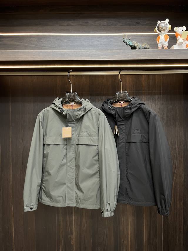 主推P390 Burberry 2025Ss春季最新款秘巴宝莉连帽休闲外套，春款外套高端品质、高档制作工艺，版型面料五金都是专柜1:1定制，透气舒适合成面料，L
