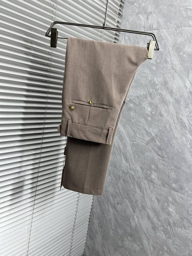 p260 lv 休闲裤 西裤2025Ss春夏新款 高级定制裤子专用面料 定制原版五金 重工工艺打造 车工走线精细 定制面料 柔软舒适 质感显著 辅料精美 上身效