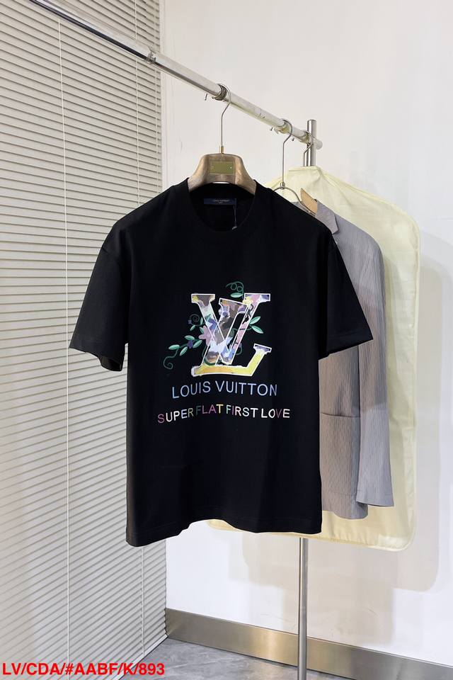p230 K893 Lv路易威登 2025早春手绘刺绣标识徽章圆领短袖T恤。客供精纺针织棉面料,手感质感顺滑细腻,轻薄透爽,内外兼具的裁剪工艺,时刻保持足够完美