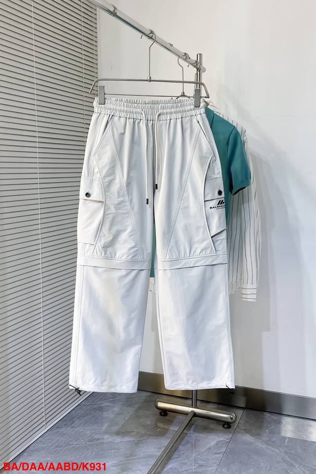 p330 K931 Ba Balenciaga 多袋工装裤休闲裤．常规设计裁剪兼具个性时尚范儿，怎么搭配都好看，与生俱来的不平凡．面料极为细腻的油润质感．具有高