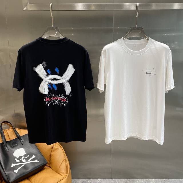 p220 《巴黎家》 balenciagat恤 |反差里的先锋时尚黑色T恤背面那独特笔触的图案，搭配彩色的品牌字样，个性又充满艺术感；白色T恤简约低调，小小的品