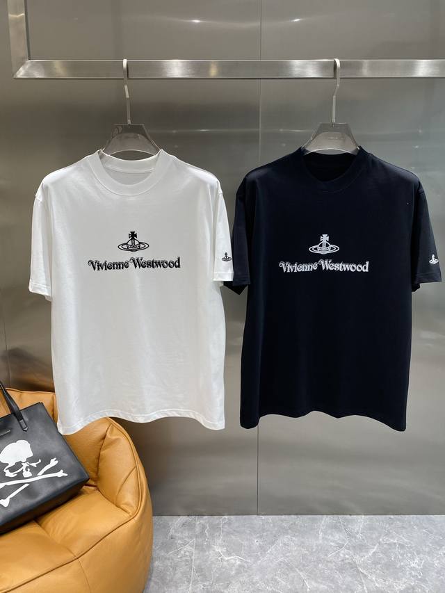 p220 《西太后家》 vivienne Westwoodt恤 经典的配色永不过时。胸前标志性的土星Logo，搭配独特字体的品牌名，既有朋克的不羁，又透着优雅的
