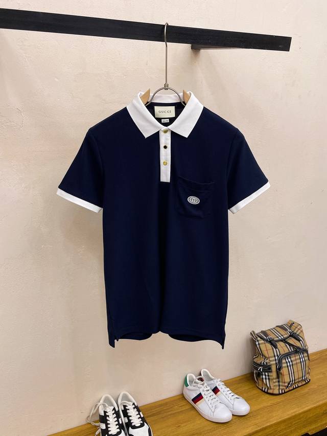 p210 新品上市 古驰 2024夏季新款休闲短袖翻领Polo ，口袋购置配色设计！都市时尚简单休闲版型，原汁原味的代工厂定制渠道，让你过目不忘的基础款，不挑年