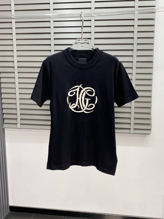 p220。Givenchy纪梵希独家专供新款原单男士休闲短袖 高端定制 高端版本 时尚百搭爆款进口面料 手感超柔软细腻 穿着亲肤舒适 高端精品 代工厂精细做工