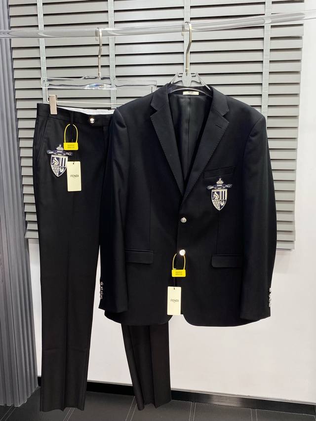 p810/套。单西P590、西裤P290。Fendi芬迪春秋新款西服套装，外贸公司订单 简约休闲西装外套，独家专供进口原版聚酯纤维面料，透气柔软保暖性很强，笔挺