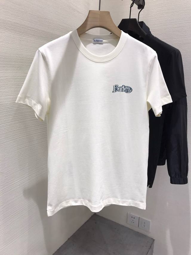 p270。Burberry巴宝莉 格纹世家男士时装款百搭圆领短袖T恤，香港洋行渠道货，高端葡萄牙代工出品，25年春夏新品，经典王牌主打单品！ 极符合格纹家美学基