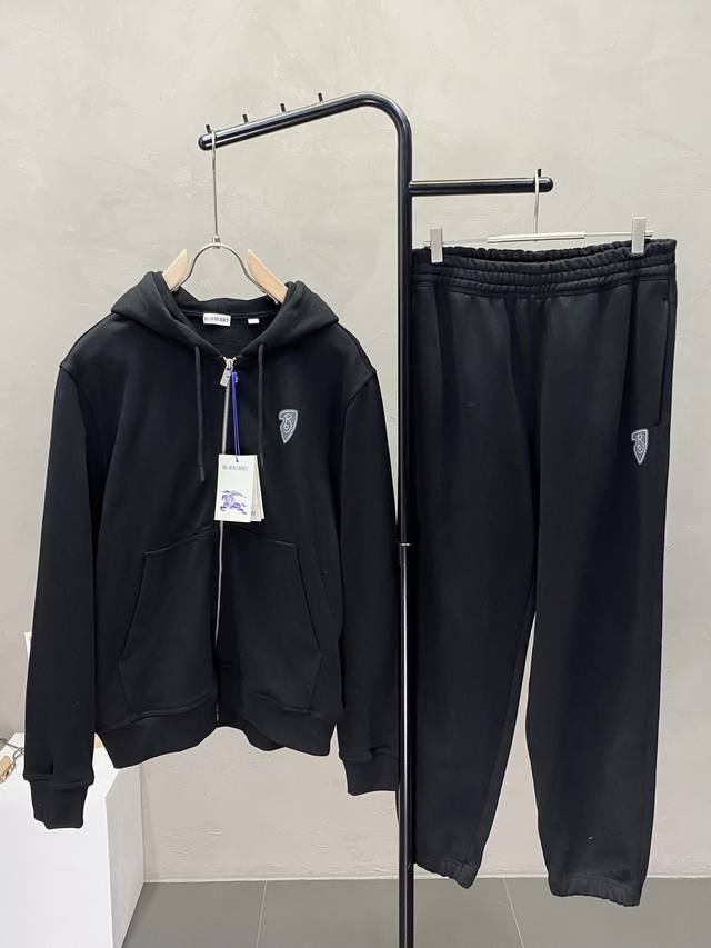 上衣P350、长裤P300。Burberry巴宝莉独家专供新款专柜同款套装，透气舒适休闲！高级感满满！细节精致高档，做工无可挑剔！原版高端面料很显高级！面料柔软