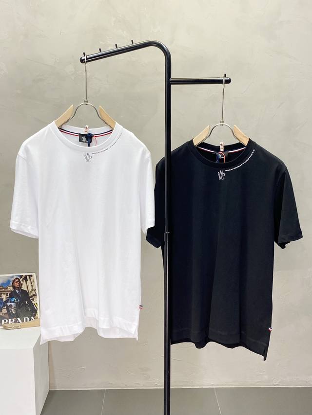 p180。Moncler蒙口独家专供新款原单男士休闲短袖 高端定制 高版本 时尚百搭爆款进口面料 手感超柔软细腻 穿着亲肤舒适 高端精品 代工厂精细做工 上身非