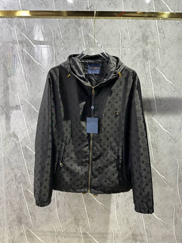 p390 Lv 2025开春新款男士夹克外套，原单三标齐全高端版本！专柜定制面料 透气舒适度高，细节无可挑剔，品牌元素设计理念，专业代购级体现高品质。手感细腻柔