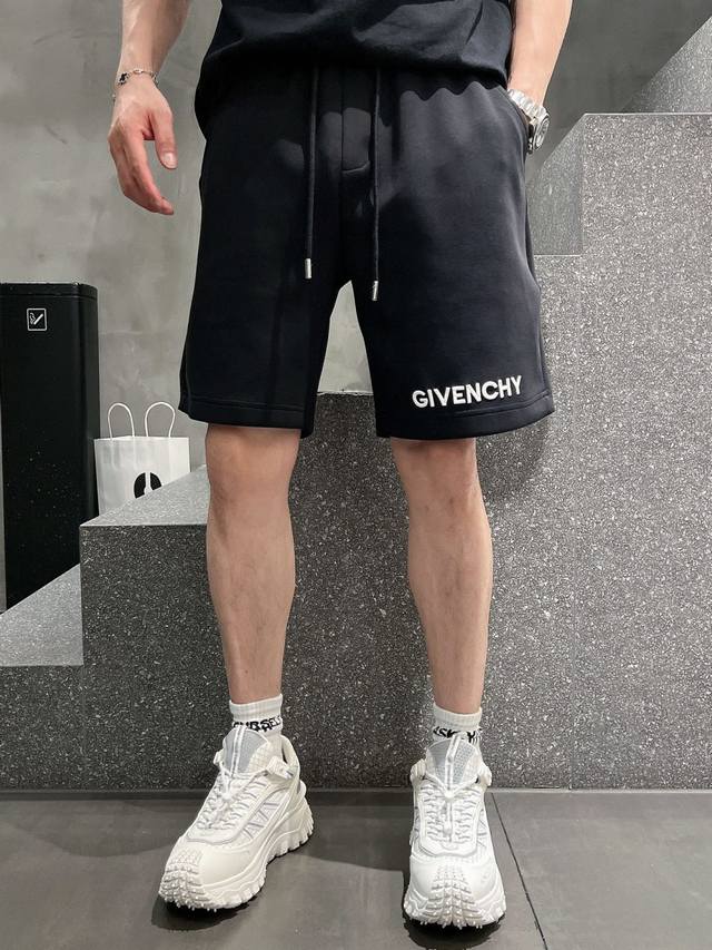 p250 Givenchy 纪梵希2025Ss贸易渠道货品.休闲运动短裤 无从释怀的经典款,休闲时尚感略带锋利.精简的比例化裁剪铸就随性百搭. 客供毛圈棉面料,