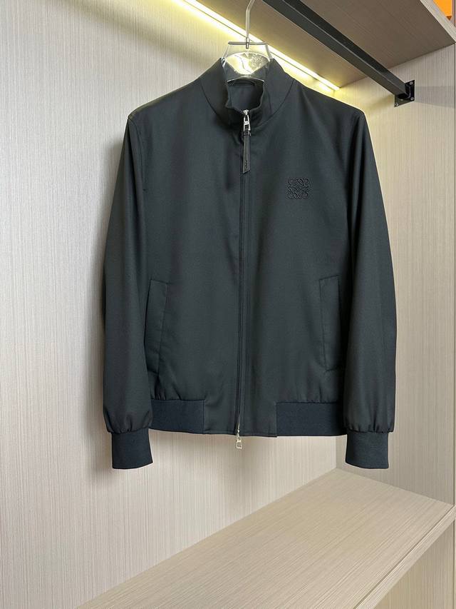 p530 Low罗意威25Ss春夏同步系列 小立领夹克 原版五金 面料选用进口聚酯纤维面料，光泽感强，细节用料都非常考究，胸前刺绣品牌标识设计整体版型很赞，高端