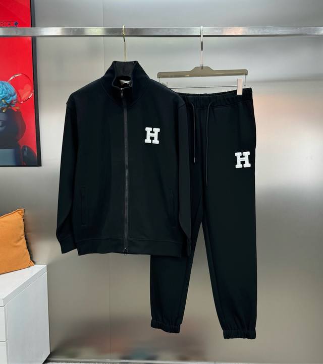 外套P310 裤子P250Herme*24S新款休闲天丝套装.采用本季度最新H皮标图案，属于男女通穿的基础款运动套装.拉锁外套.卫裤均采用经典字母H皮标徽标.图