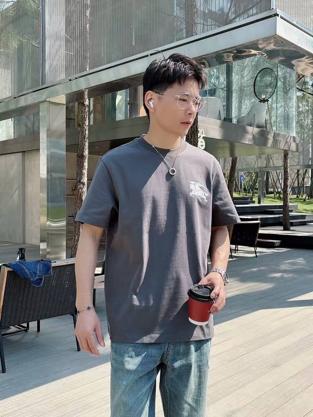 p210 Jf58058巴宝Polo系列 季度：2025春夏 颜色：黑色 白色 卡其色 尺码: M-4Xl 版型：微阔版型 克重：220克重 珠地莫代尔Polo