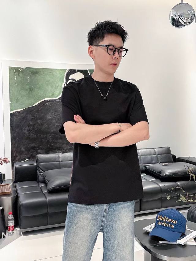 p210 2025春夏系列 h8008 1.颜色：黑色 白色 咖色 2.尺码:M-5Xl 3.版型:微阔短袖T 4.成份:罗马棉平纹面料，245克重，面料纹路平