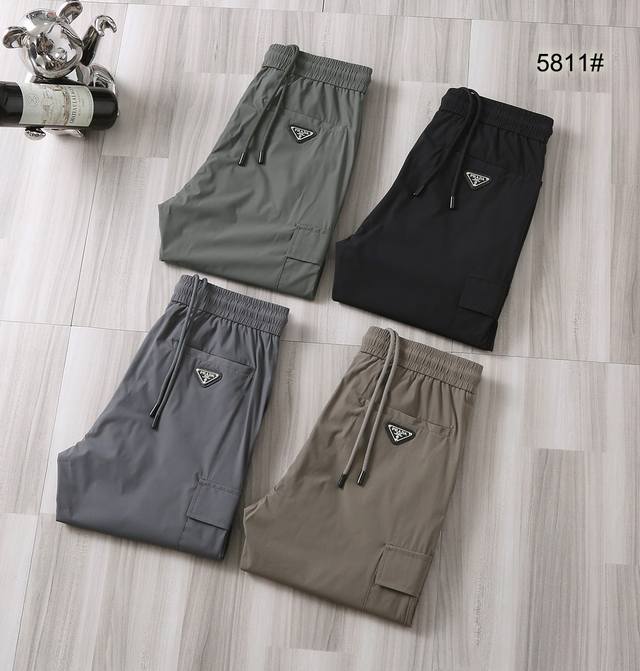 p250 Prada 2025春夏爆款 颜色：黑色，灰色，卡其色，浅绿色 尺码：M-4Xl 介绍：高端松紧腰裤 顶级设计 高品质五金辅料与工艺，进口面料 弹力舒