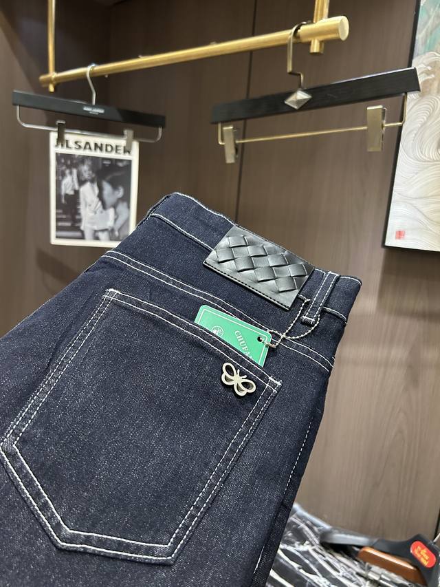 p230 Bv25S春夏男士休闲牛仔裤.......棉质牛仔面料打造 质地柔软又不失筋骨，手感干爽有韧性 经典的标志性品牌徽标，灵魂般的点缀 各项指标皆为上品，