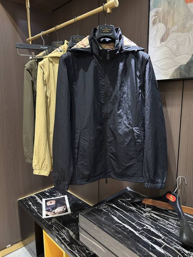 p570 Bur25S春夏男士立领连帽外套夹克.......主体高密度聚酯纤维面料 满足于常规休闲且包容所有场合的着装需求，出在穿搭季属于极出色的首选单品，实穿