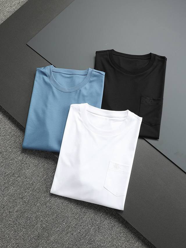 p160 Loro Piana 新款男士液氨丝光棉圆领T恤 这款T恤衫的丝光棉质地轻盈亲肤穿着的舒适感，而胸前贴袋饰以品牌Logo设计显示高端，大气 颜色：黑，
