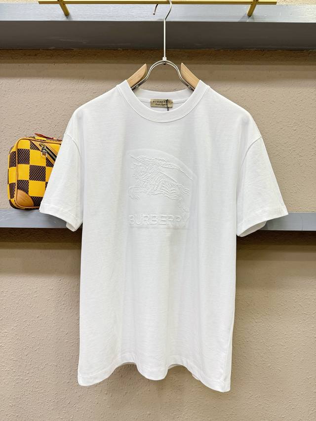 p210 Burberry巴宝莉 2025春夏新款短袖T恤！走秀图案时尚休闲短袖T恤衫！设计Logo设计！极具设计精选客供100%全棉面料，手感柔软亲肤，着身舒
