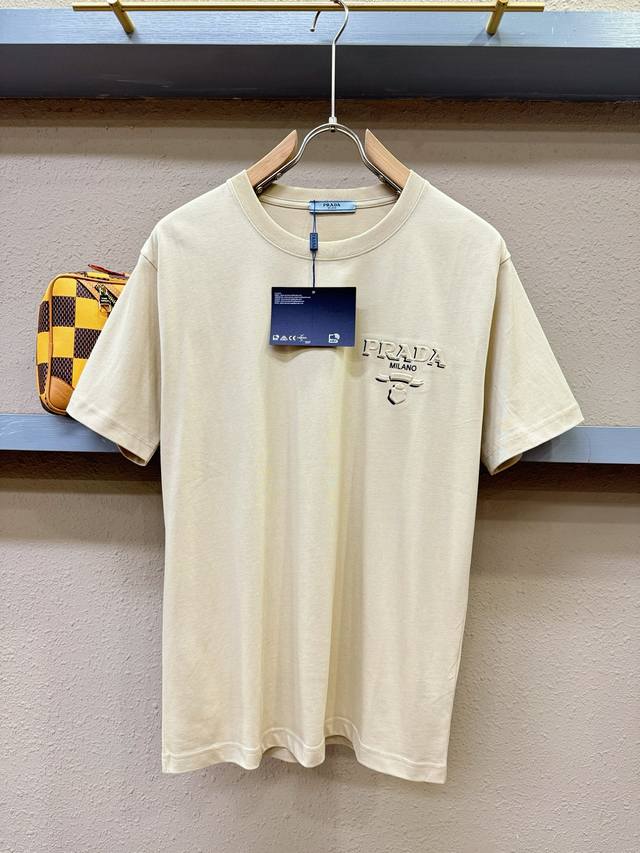 p230 Prada 普拉达 2025款新品短袖！原版定制面料，手感柔软。顶级进口私货，时尚设计潮流短袖，不失奢华 品质毋庸置疑 上身效果超赞，奢华官网同款！尺