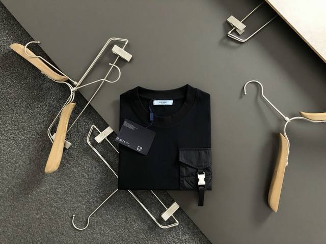 p210 Prad***合身版型Xs-L 最新最顶级口袋金属扣原单短袖，最顶级的品质专柜原单，顶级制作工艺进口面料，专柜款独特设计，采用进口高端订制进口丝线手感