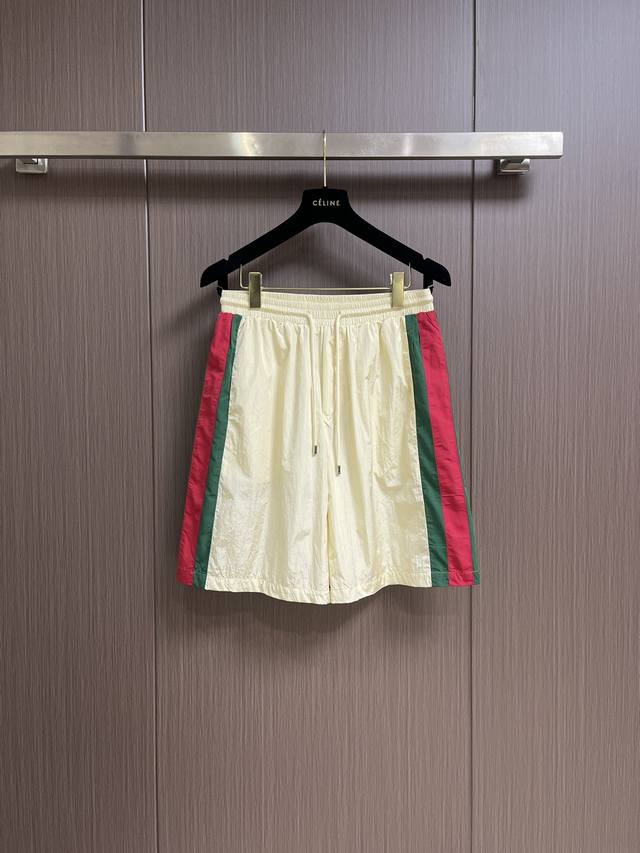 整套490 gucci 2025Ss新款夏季经典红绿撞色拼接连帽外套防晒衣短裤套装，设计章仔装饰，戴帽防晒 Logo五金，内里全包边 内里拼网布。整套出售 尺码