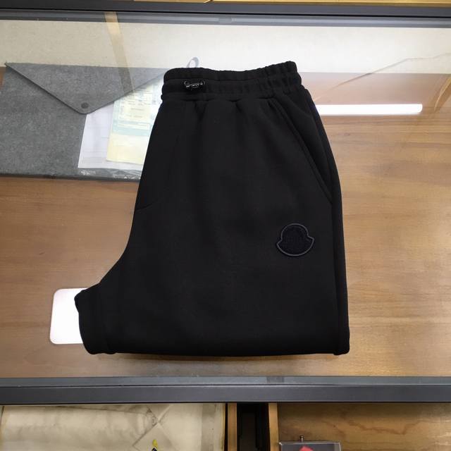 新品P230【Moncle...】 25新季Mon蒙蒙 简约直筒铜氨丝材质运动长裤 长裤直筒设计，修饰腿型，时尚演绎蒙萌简约美学风格。采用铜氨丝质感混纺氨纶面料