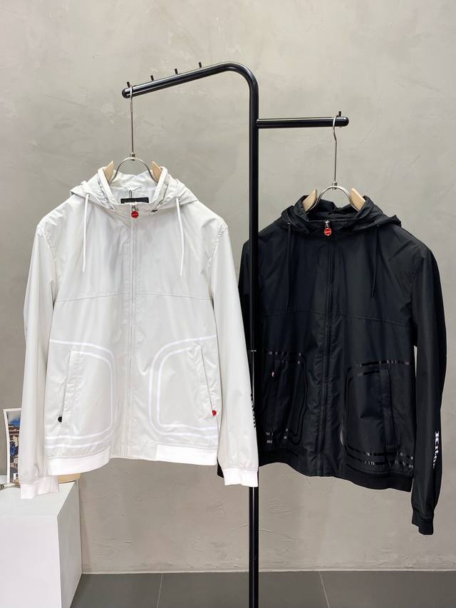 p460。Kiton独家专供新款原单男士休闲春秋夹克 透气舒适 帽子可拆卸设计 高端定制 高版本 时尚百搭爆款进口面料 手感超柔软细腻 穿着亲肤舒适 高端精品