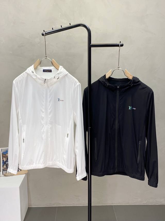 p390。Louis Vuitton路易威登独家专供春夏新款连帽夹克。贸易公司渠道稀出，防晒必备的单品，不论是日常还是户外运动都能穿。耐磨防刮易打理，在搭配大方