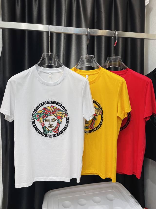 p220 Versace 25春夏新品金箔印花烫钻短袖T恤衫，定制丝光棉面料；黑色 蓝色 红色 黄色 白色 M～Xxxl