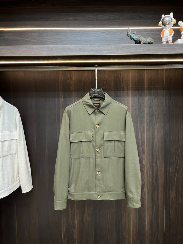 主推P420 Zegna 2025Ss早春新款发布秘杰尼亚翻领夹克外套。春款外套！穿上就是舒适自在又显瘦的存在，慵懒而随性，结合干净简单的色系就特别耐看，适合日
