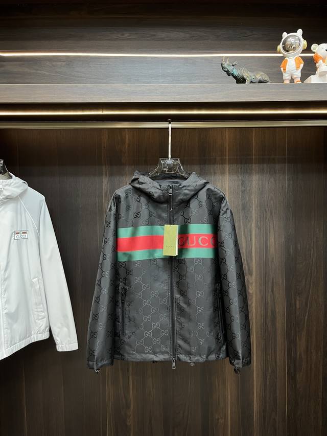 主推P460 Gucci 2025Ss春季最新款秘古驰连帽休闲外套 春款外套高端品质、高档制作工艺，版型面料五金都是专柜1:1定制，透气舒适合成面料，Logo采